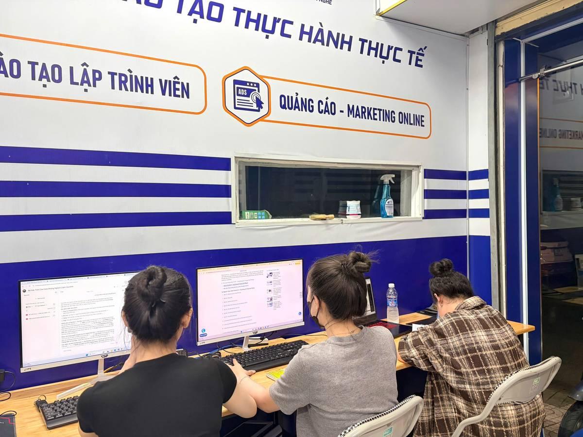 Giảng viên hướng dẫn học viên thực hành trên máy tại Quận 12