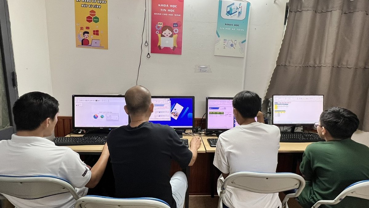 Học viên thực hành hàm Excel VLOOKUP tại trung tâm Quận 12