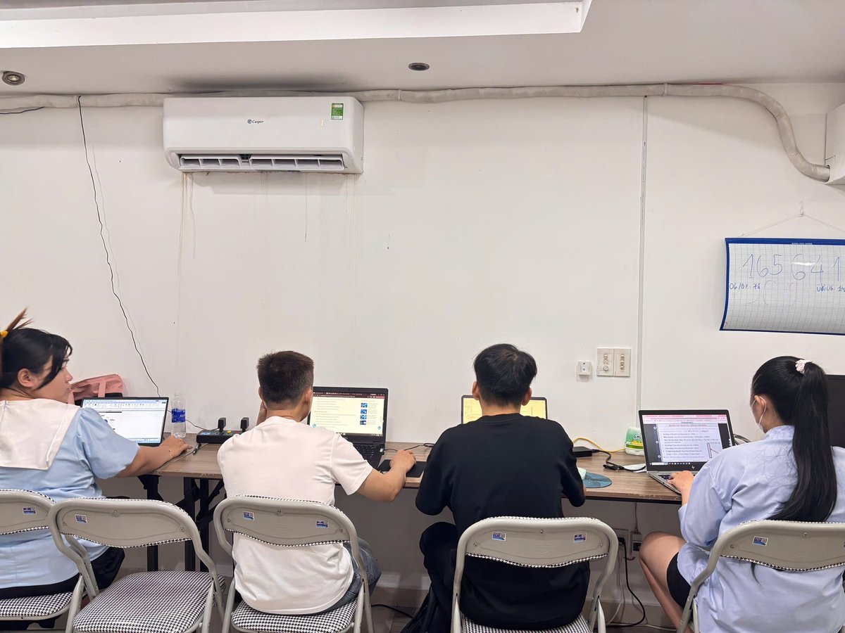 Phòng học tin học lớp nhỏ đang thực hành tại Quận 12