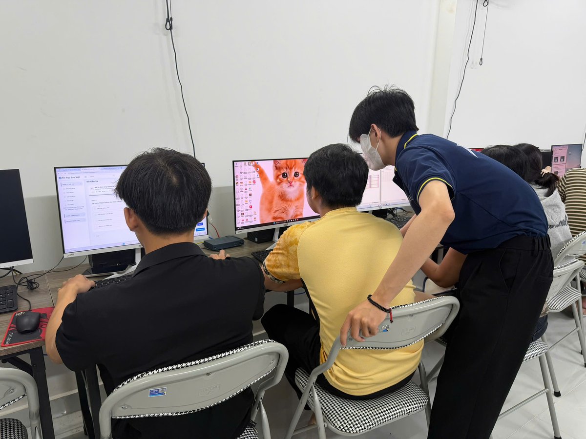Giảng viên sửa bài trực tiếp cho học viên tin học Gò Vấp