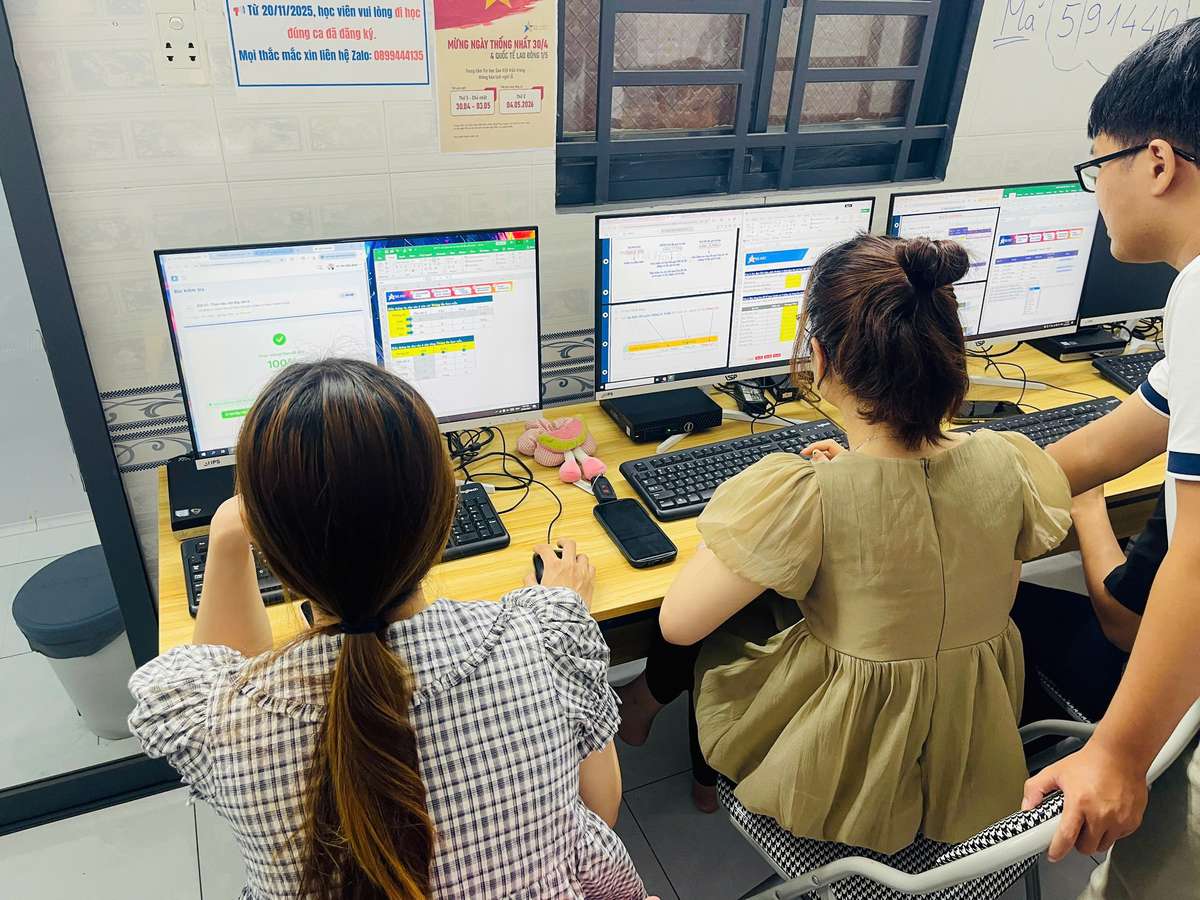 Học viên tin học Gò Vấp ghi chép và làm bài trên máy