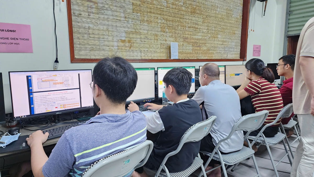 Giảng viên trung tâm dạy tin học quận 6 kèm sát học viên