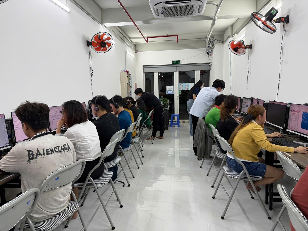Giảng viên hướng dẫn học viên trực tiếp trên máy