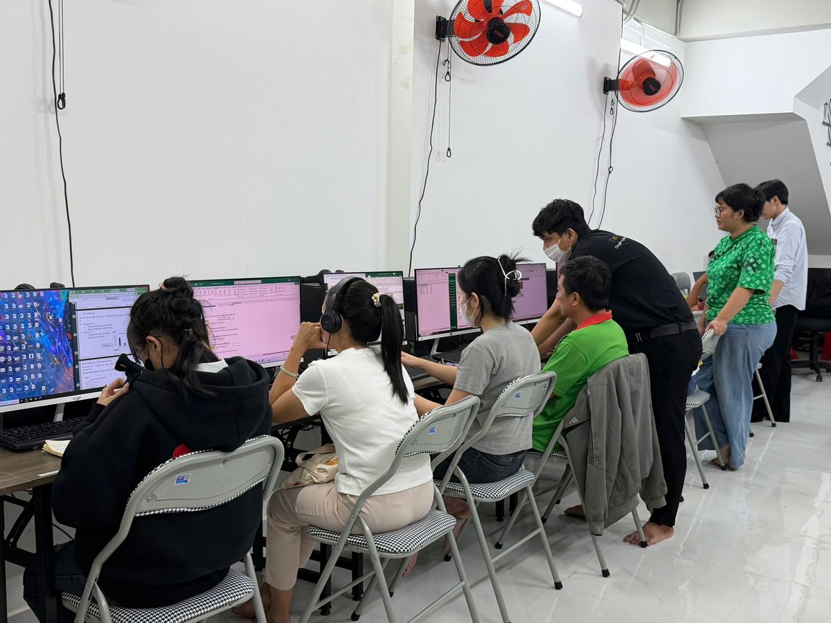 Học viên thực hành Excel trên máy tính