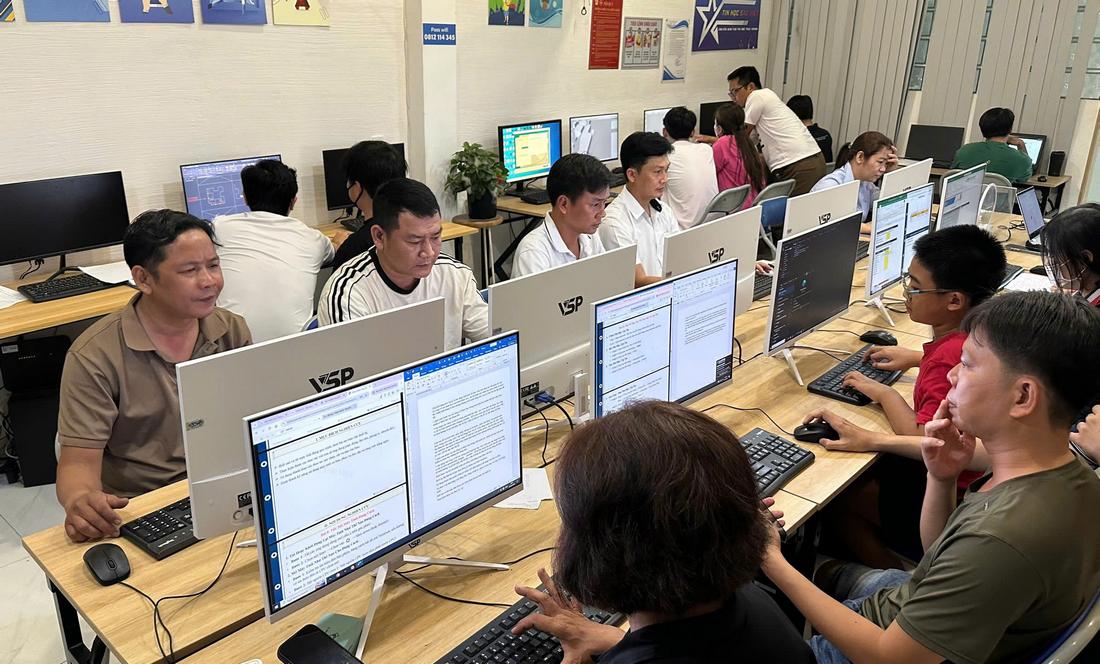 Đối tượng nào nên đăng ký khóa học xây dựng chatbot AI